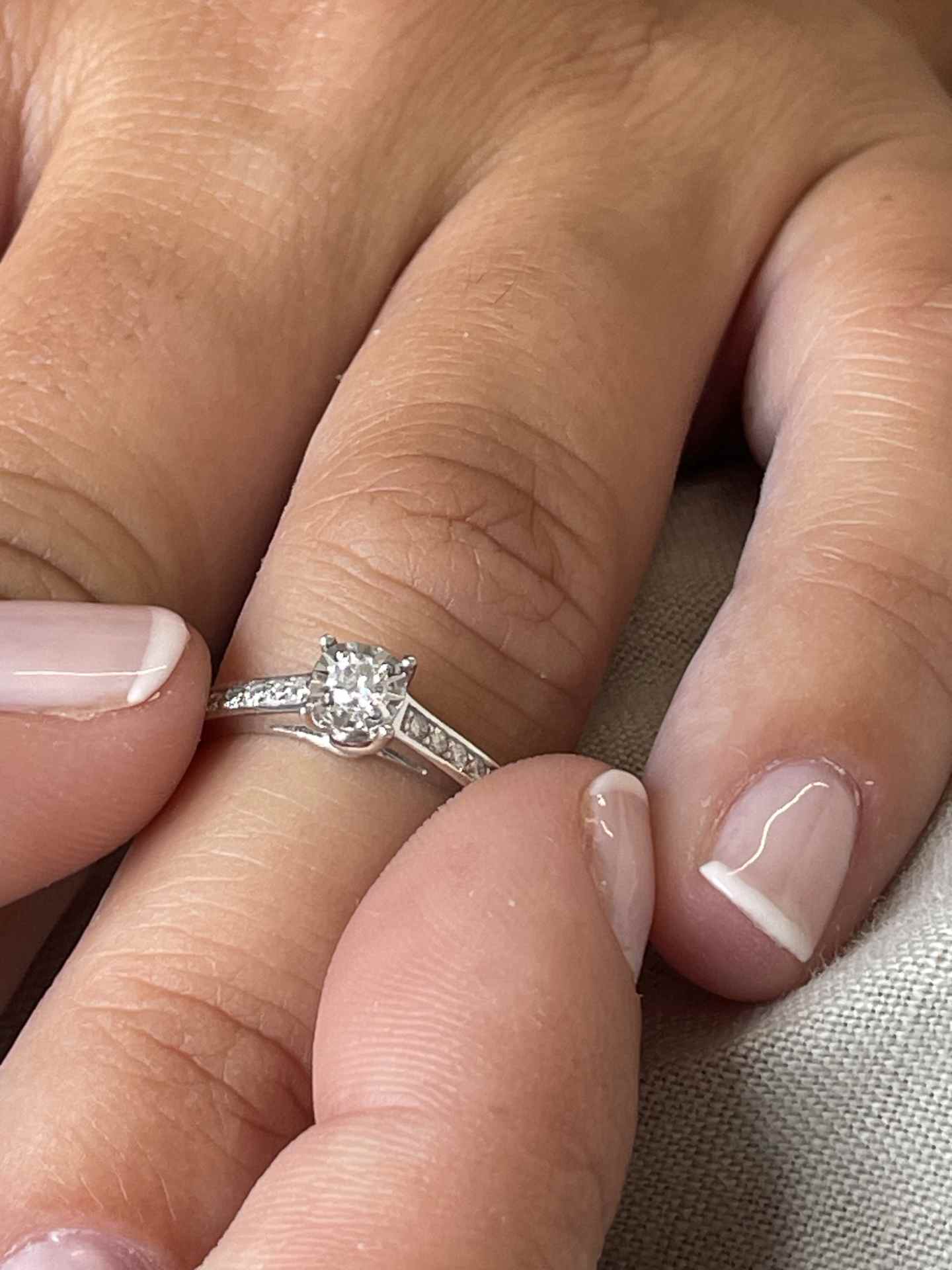 BAYONNE solitaire ring with brilliant-set band in 18k white gold.