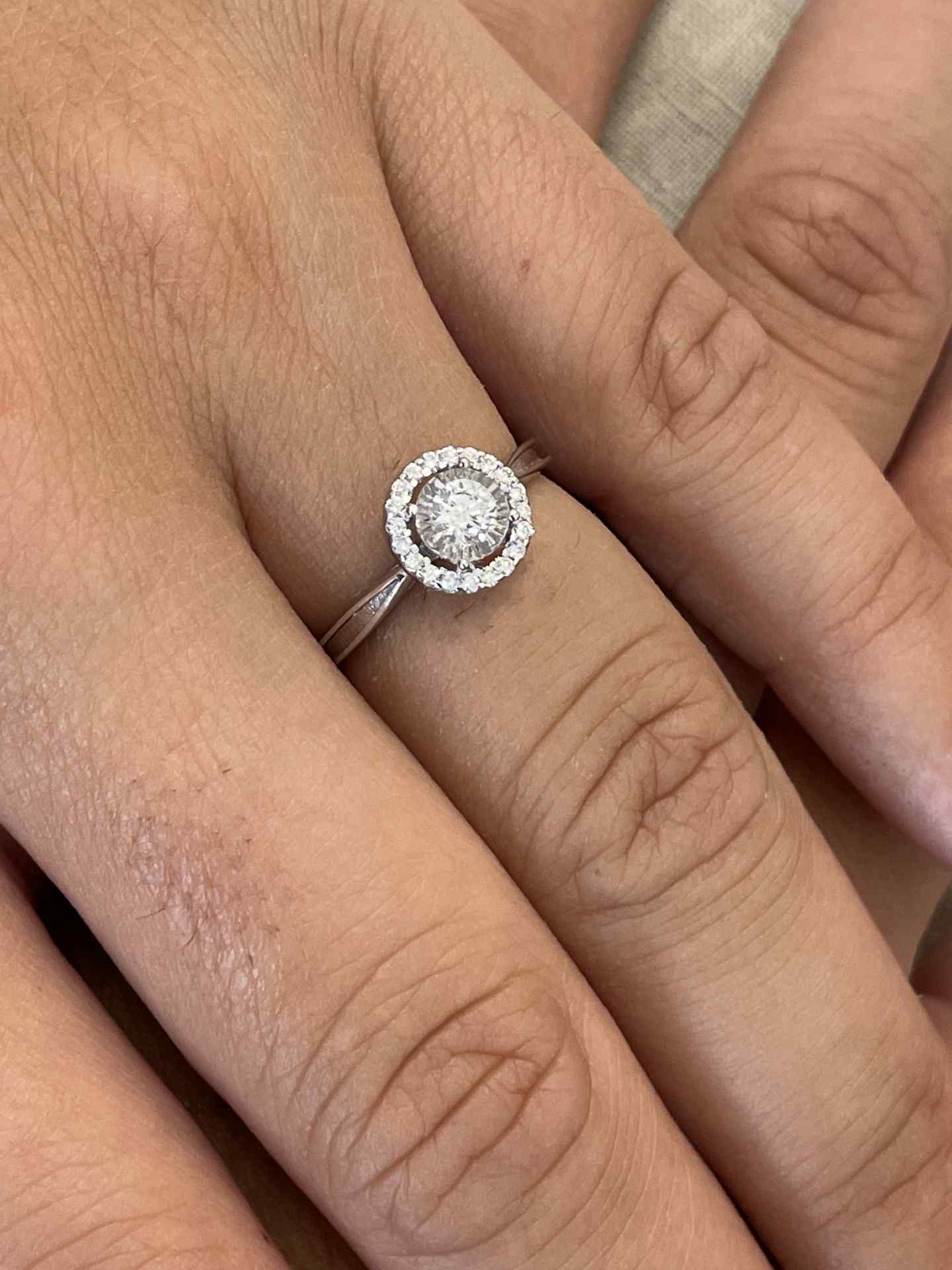 Anillo BASTIA solitario con orla de brillante en oro blanco 18 ktes