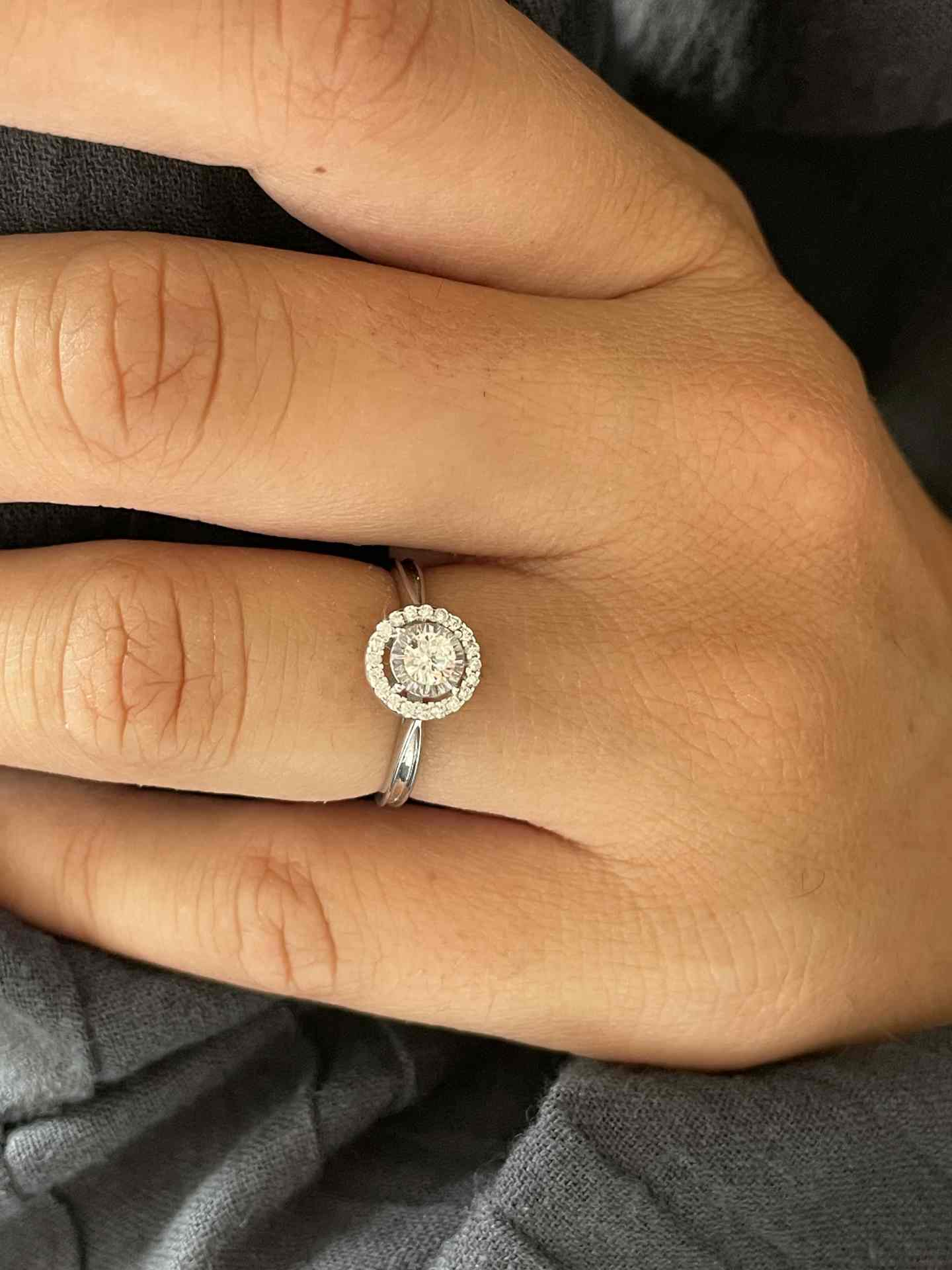 Anillo BASTIA solitario con orla de brillante en oro blanco 18 ktes
