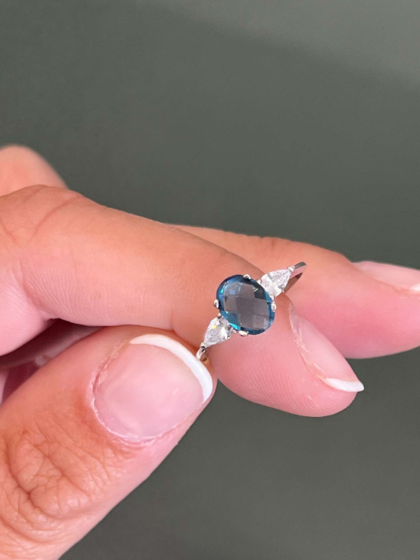 Anillo ATLANTIS en oro blanco de 18 kilates con circonitas y London Blue