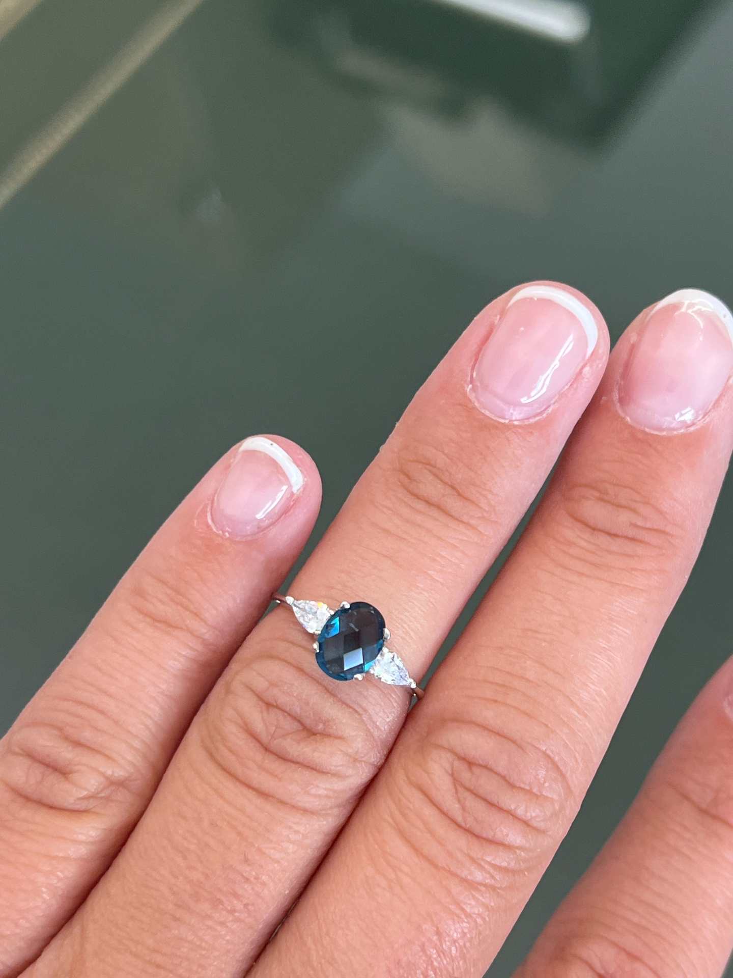 Anillo ATLANTIS en oro blanco de 18 kilates con circonitas y London Blue