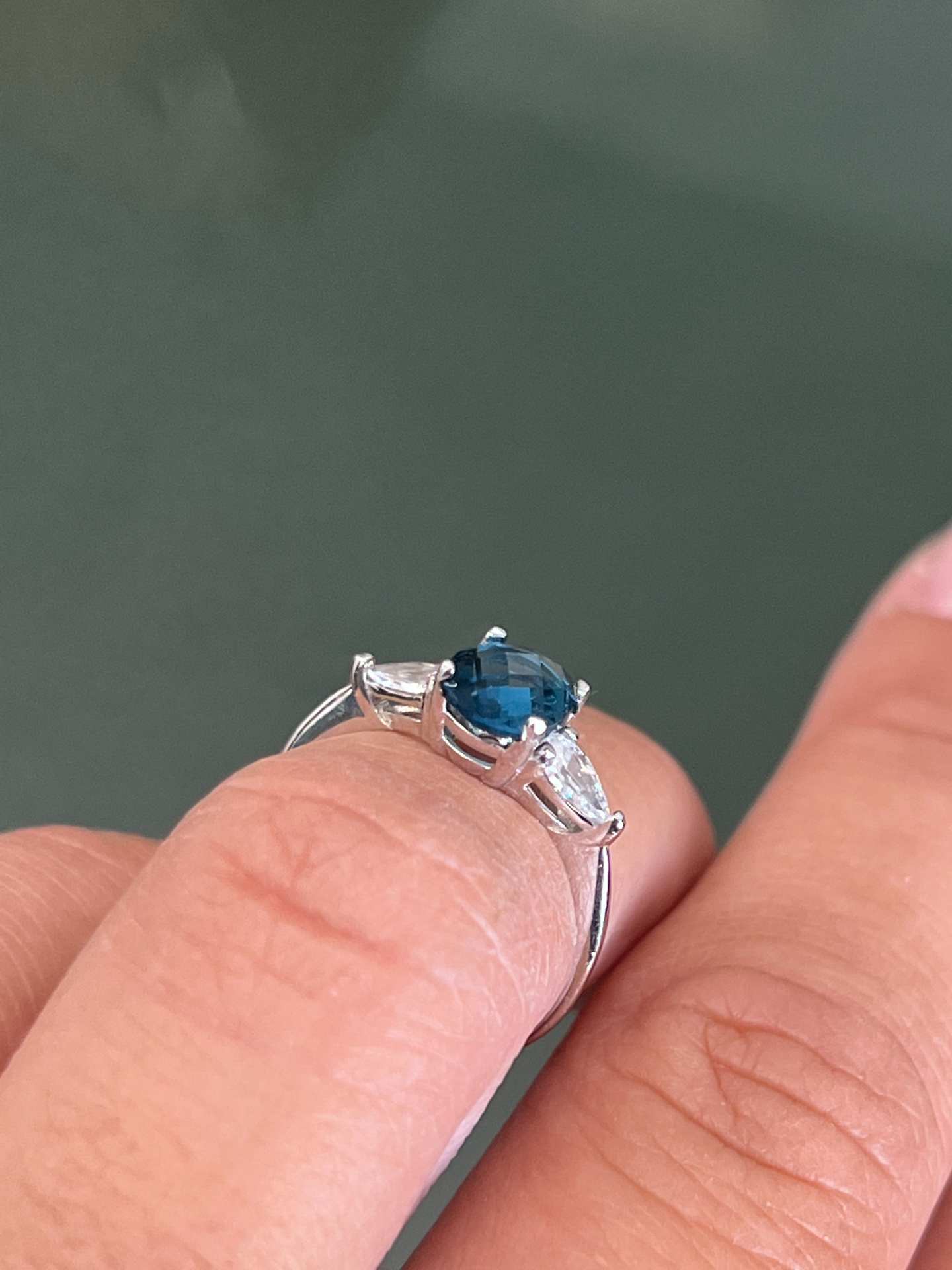 Anillo ATLANTIS en oro blanco de 18 kilates con circonitas y London Blue