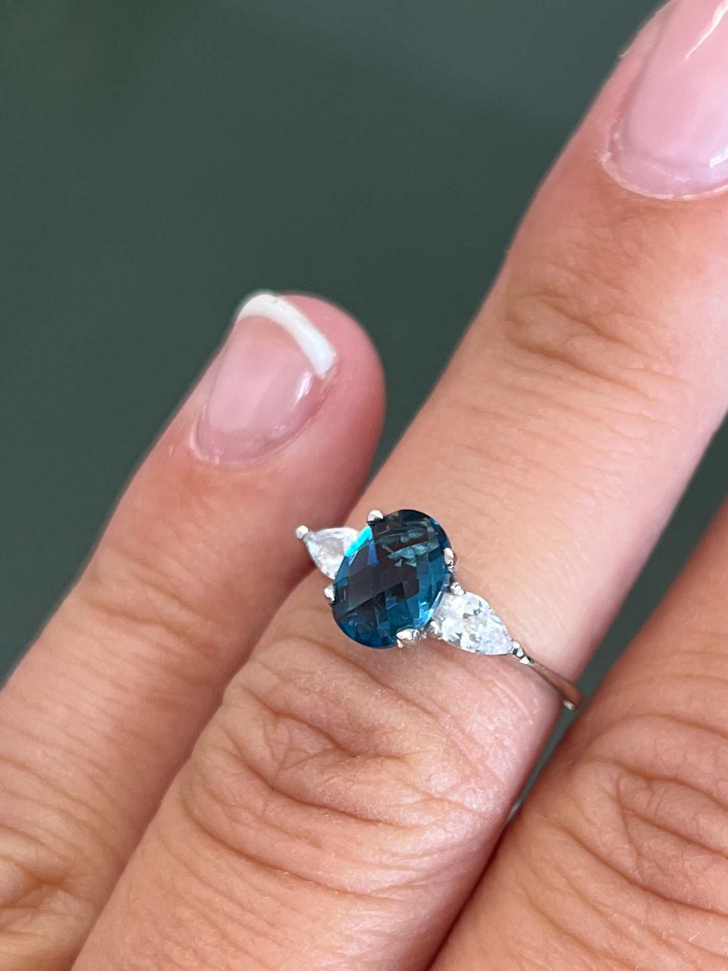Anillo ATLANTIS en oro blanco de 18 kilates con circonitas y London Blue