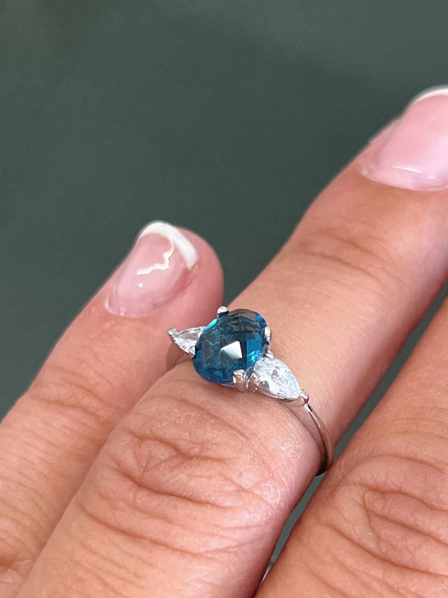 Anillo ATLANTIS en oro blanco de 18 kilates con circonitas y London Blue