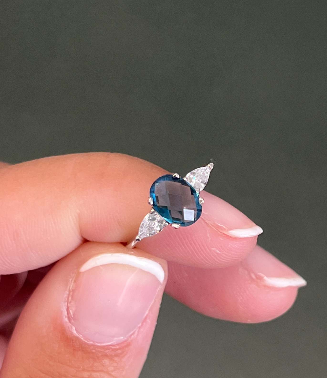 Anillo ATLANTIS en oro blanco de 18 kilates con circonitas y London Blue