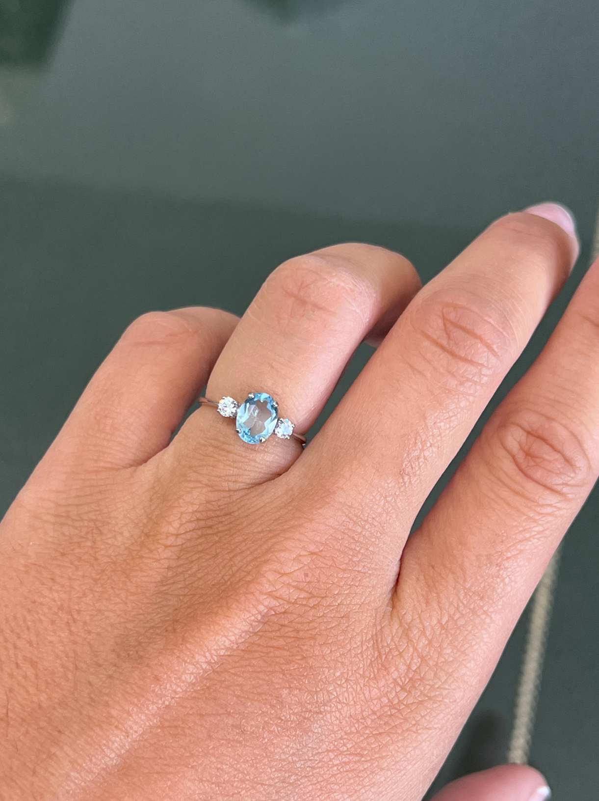 Anillo ESENCIA en oro blanco de 18 kilates con circonitas y topacio azul
