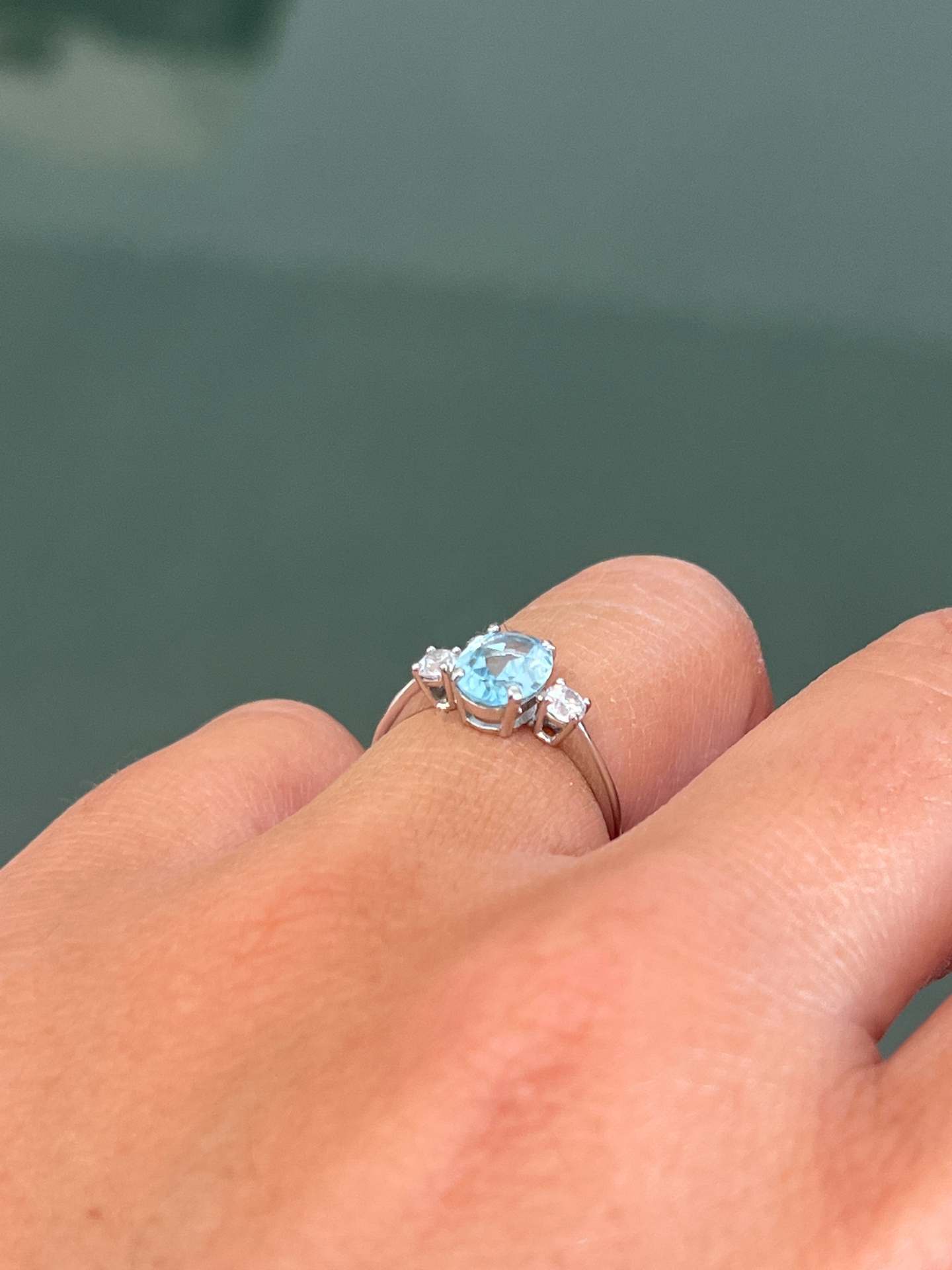 Anillo ESENCIA en oro blanco de 18 kilates con circonitas y topacio azul