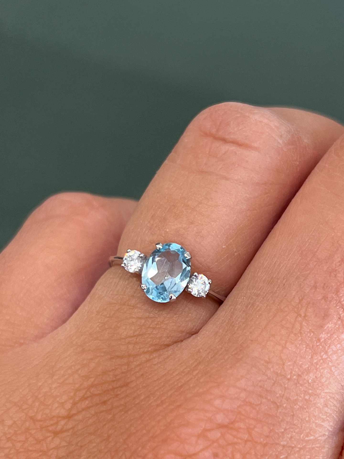 Anillo ESENCIA en oro blanco de 18 kilates con circonitas y topacio azul