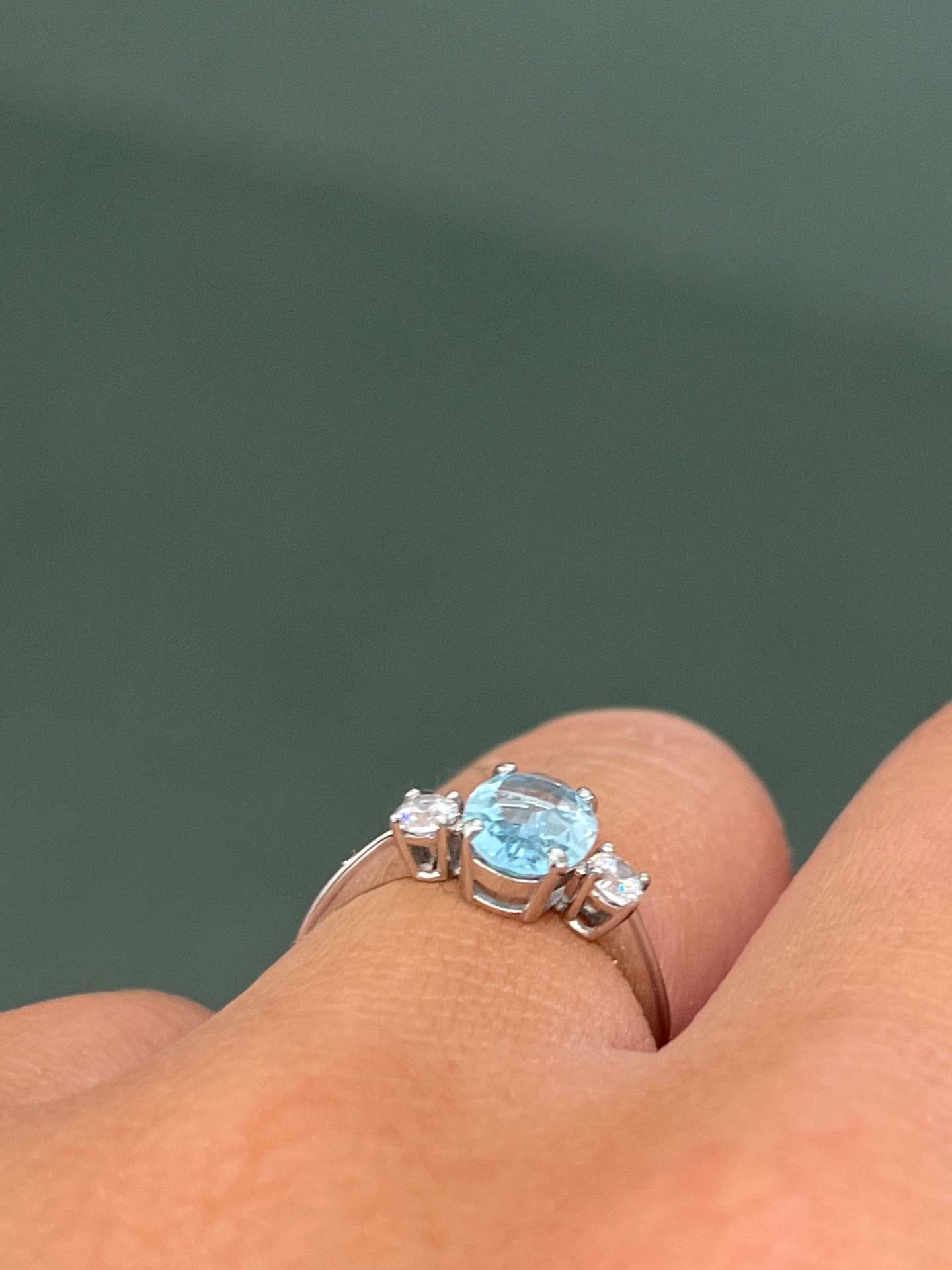 Anillo ESENCIA en oro blanco de 18 kilates con circonitas y topacio azul
