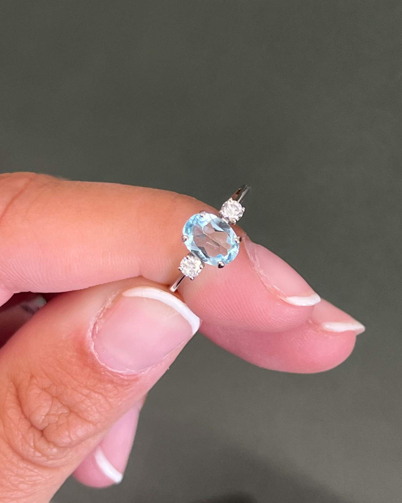 Anillo ESENCIA en oro blanco de 18 kilates con circonitas y topacio azul