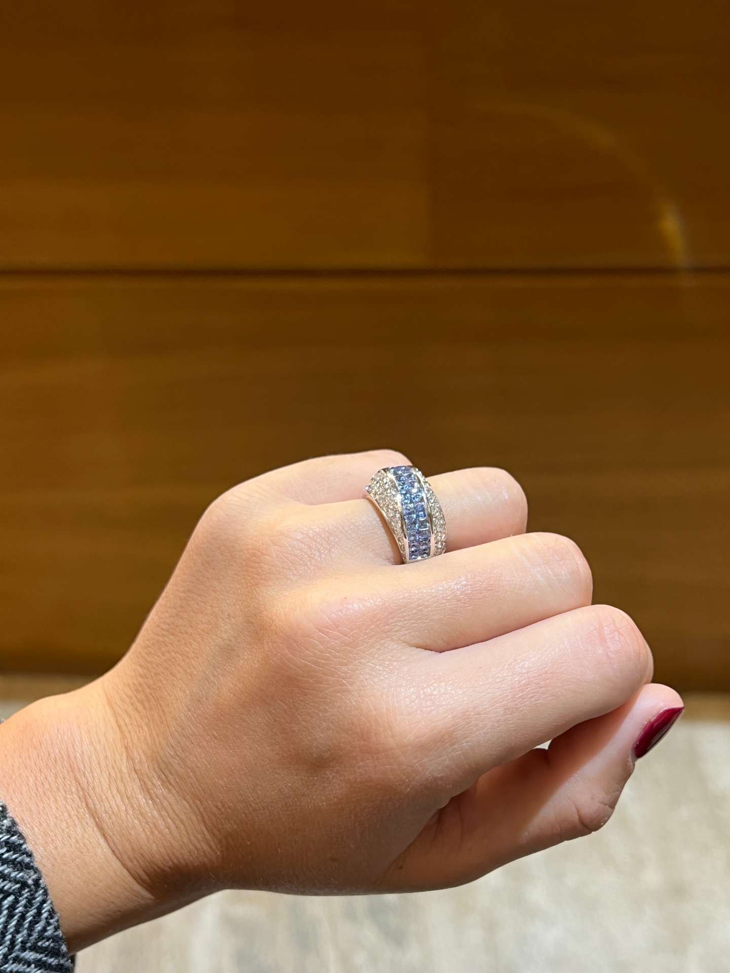 RETBA, anillo de oro con diamantes y zafiro.