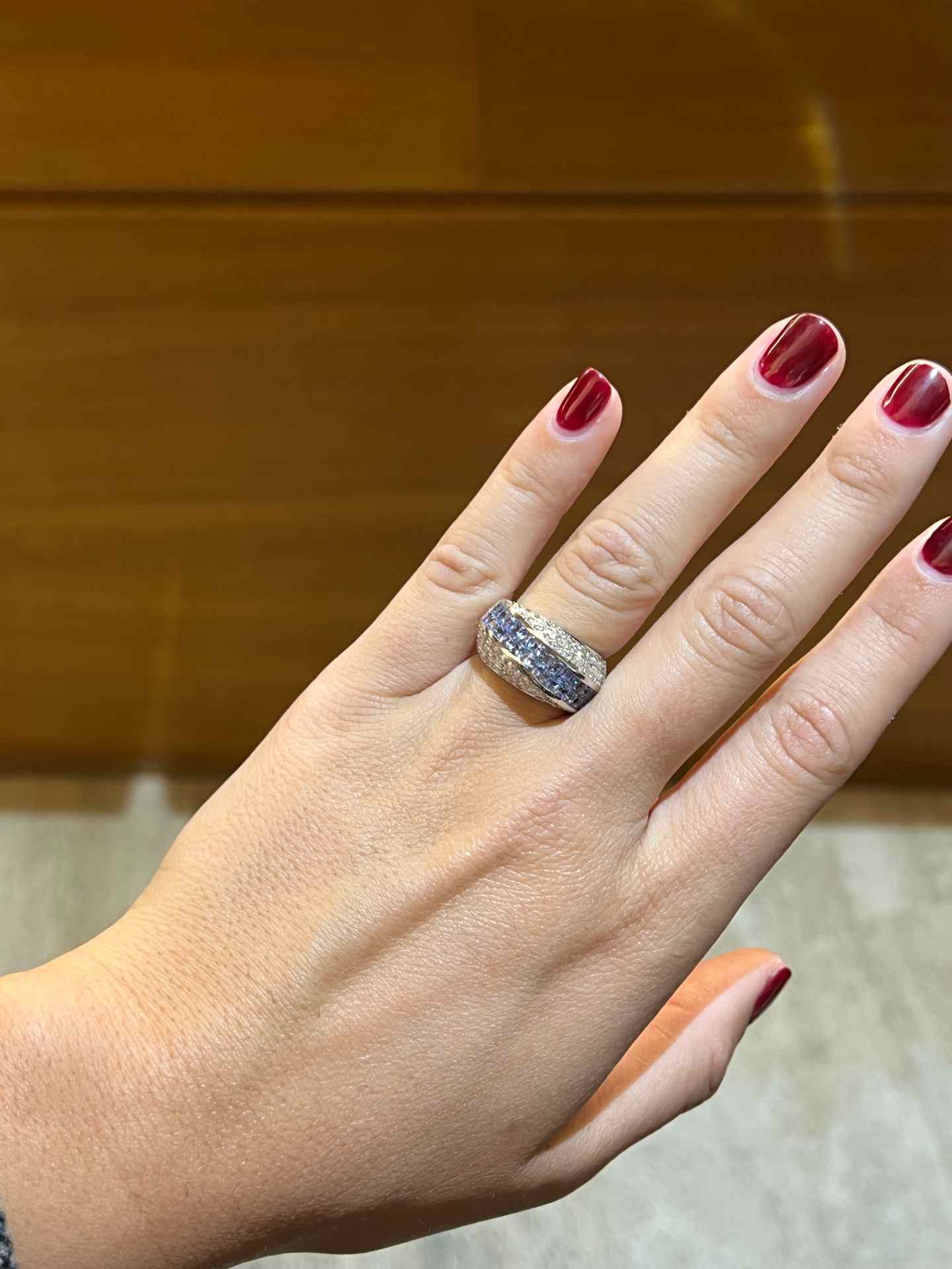 RETBA, anillo de oro con diamantes y zafiro.