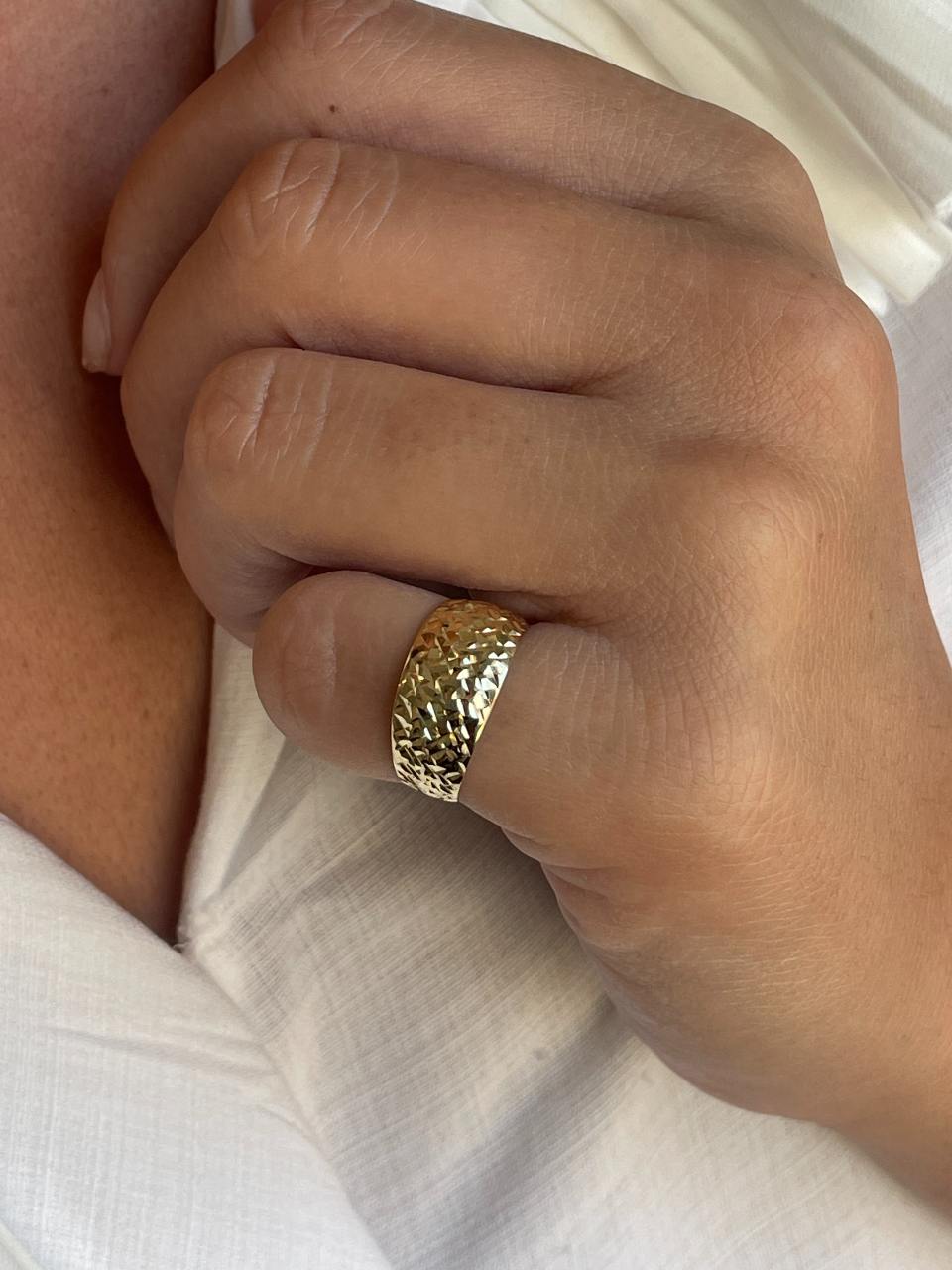 SONKA lightweight ring in 18-karat yellow gold with relief