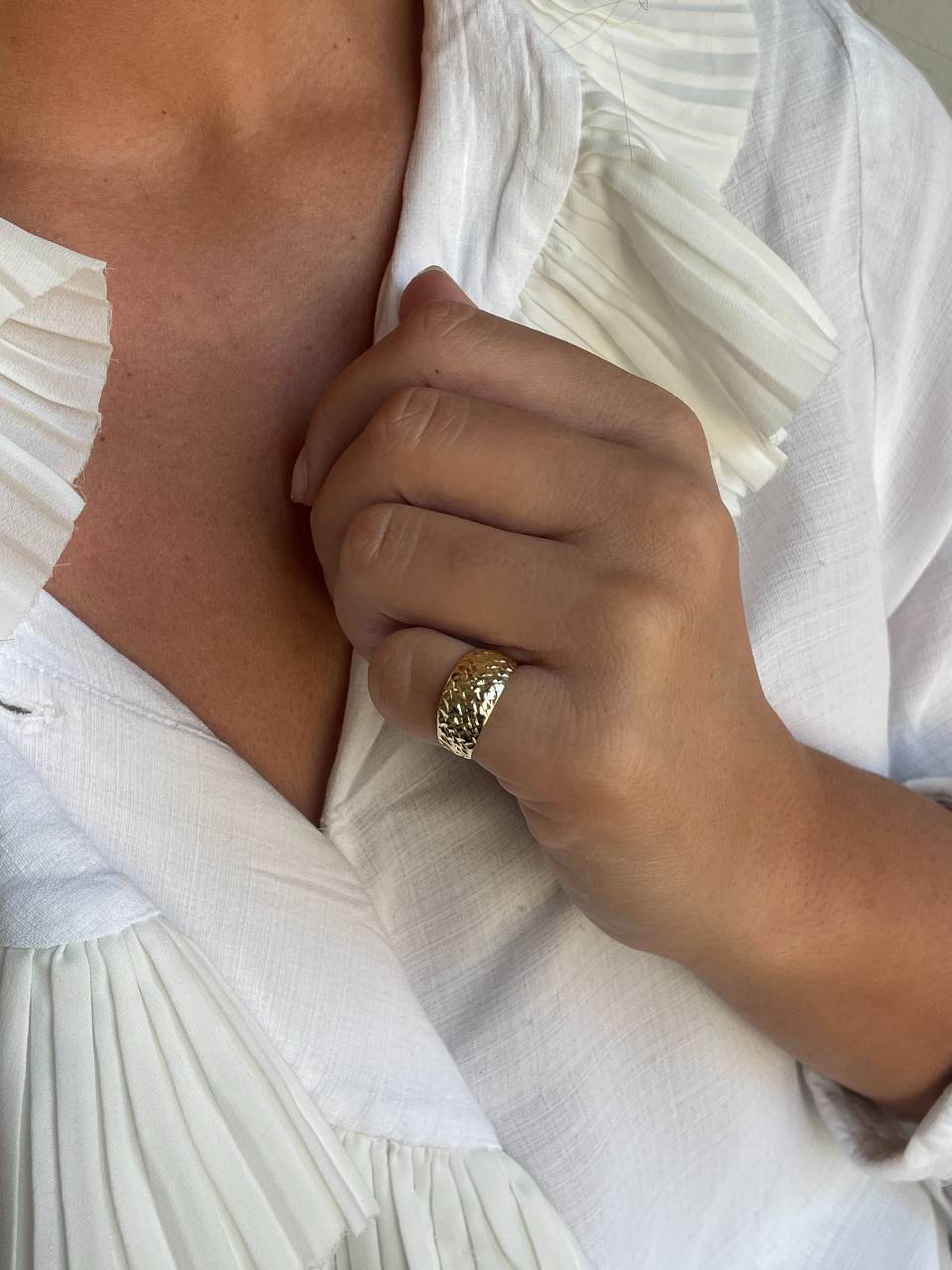 SONKA lightweight ring in 18-karat yellow gold with relief