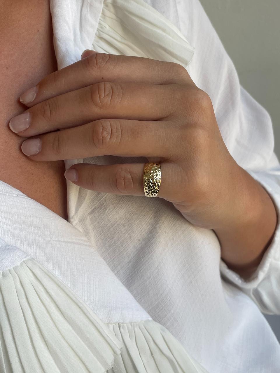 SONKA lightweight ring in 18-karat yellow gold with relief