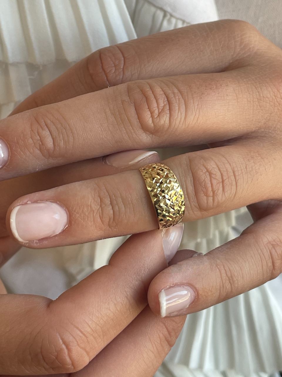 SONKA lightweight ring in 18-karat yellow gold with relief