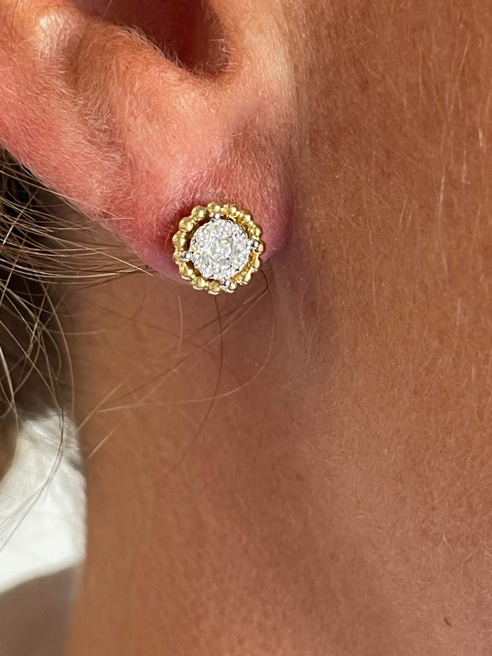 Short earrings JEREZ in 18-karat yellow gold and diamonds.