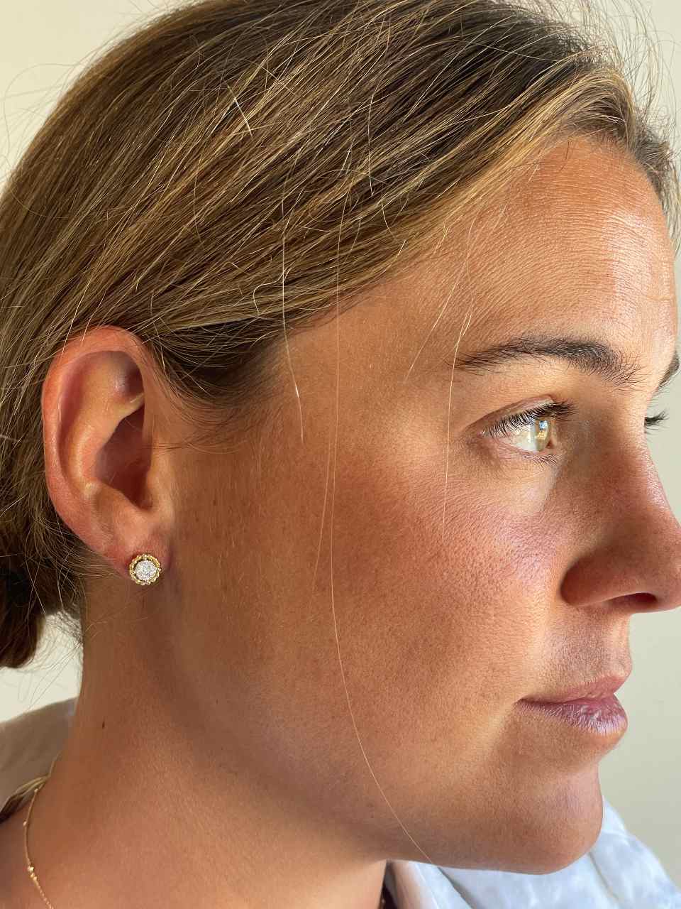 Short earrings JEREZ in 18-karat yellow gold and diamonds.