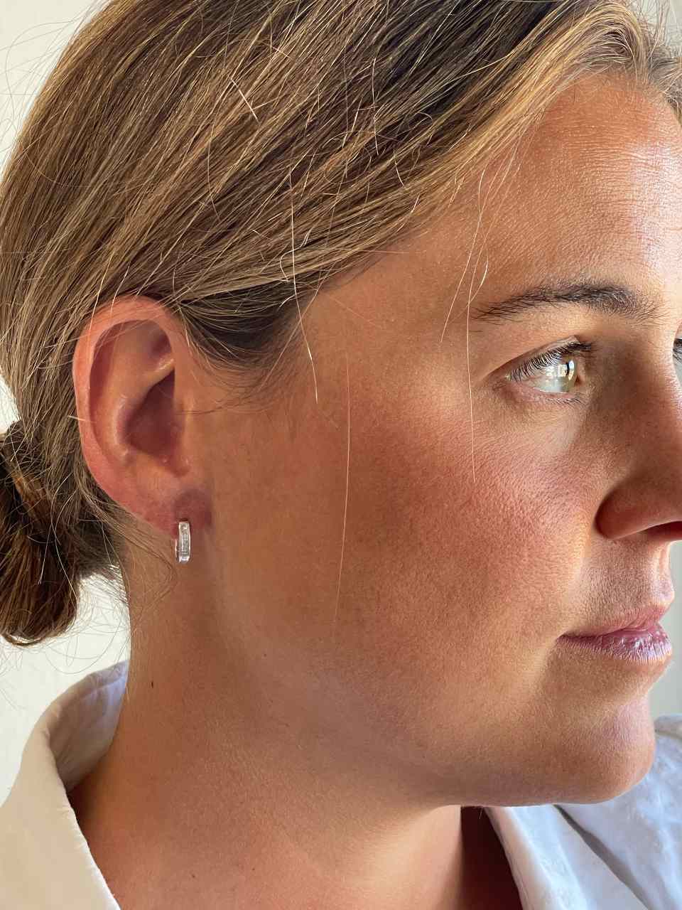 SANLUCAR earring, small baguette hoop in 18k white gold