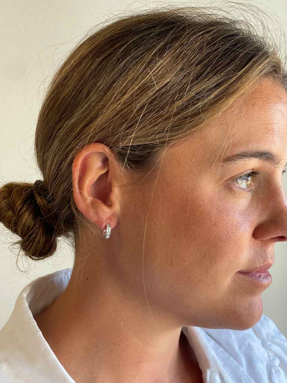 SANLUCAR earring, small baguette hoop in 18k white gold