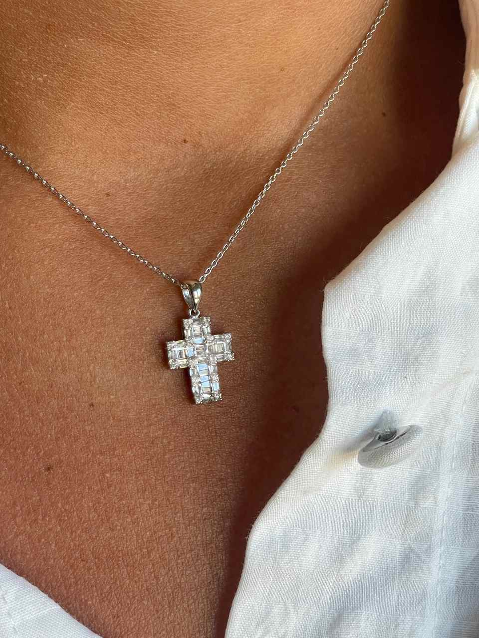 PARADA cross in 18k white gold with baguettes, taipes and diamonds