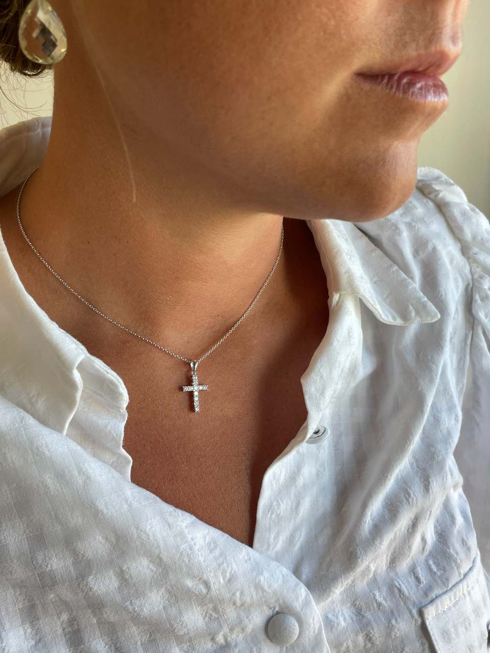 UTRERA cross in 18k white gold with diamonds in claws.