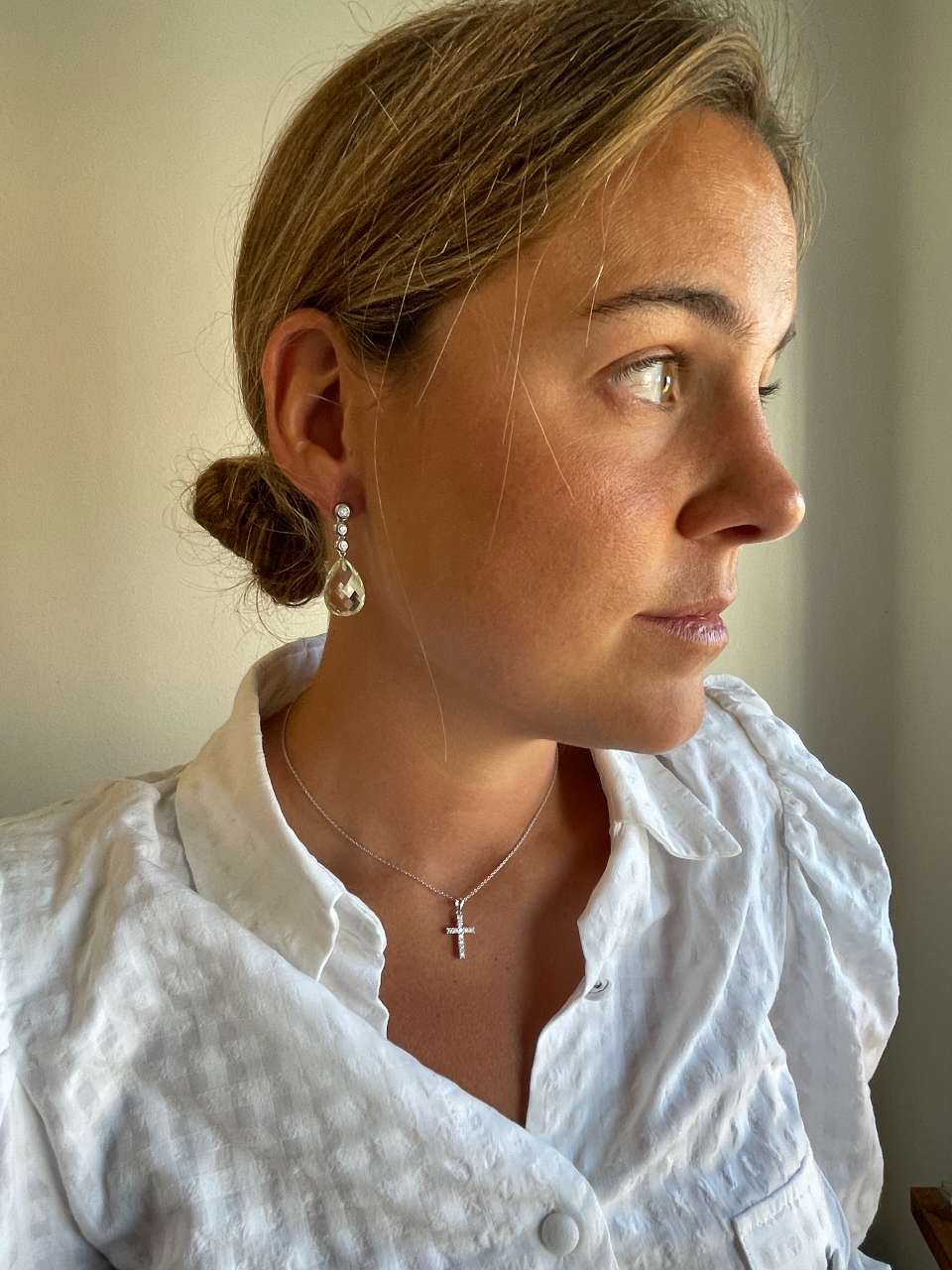 UTRERA cross in 18k white gold with diamonds in claws.