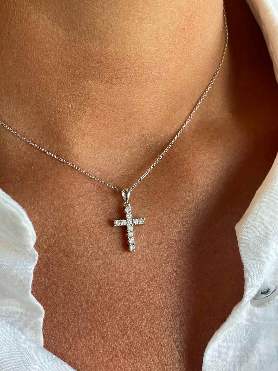 UTRERA cross in 18k white gold with diamonds in claws.