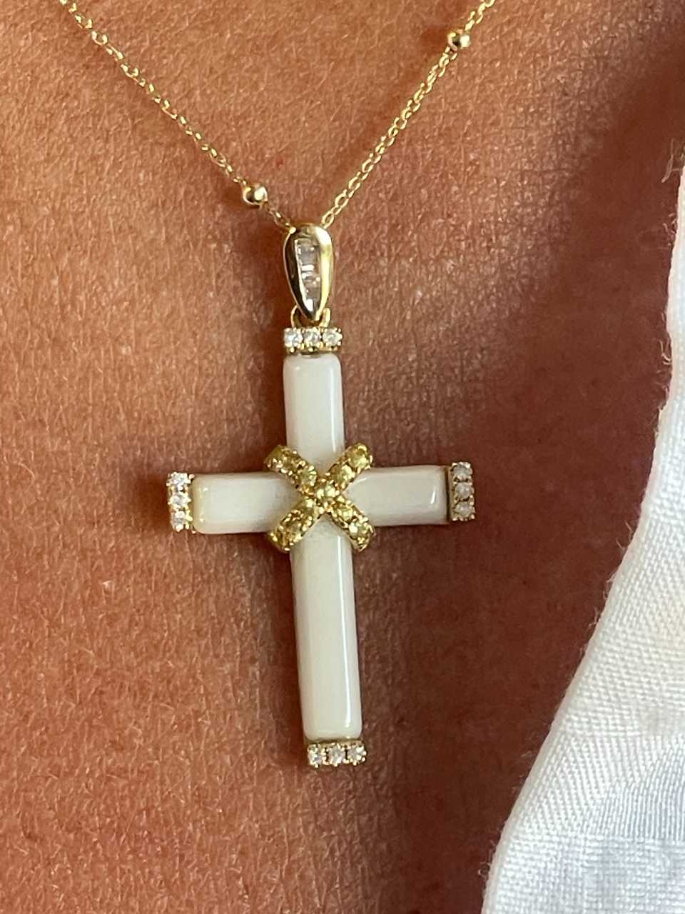 Mazagon cross in 18k yellow gold with white agate and diamonds
