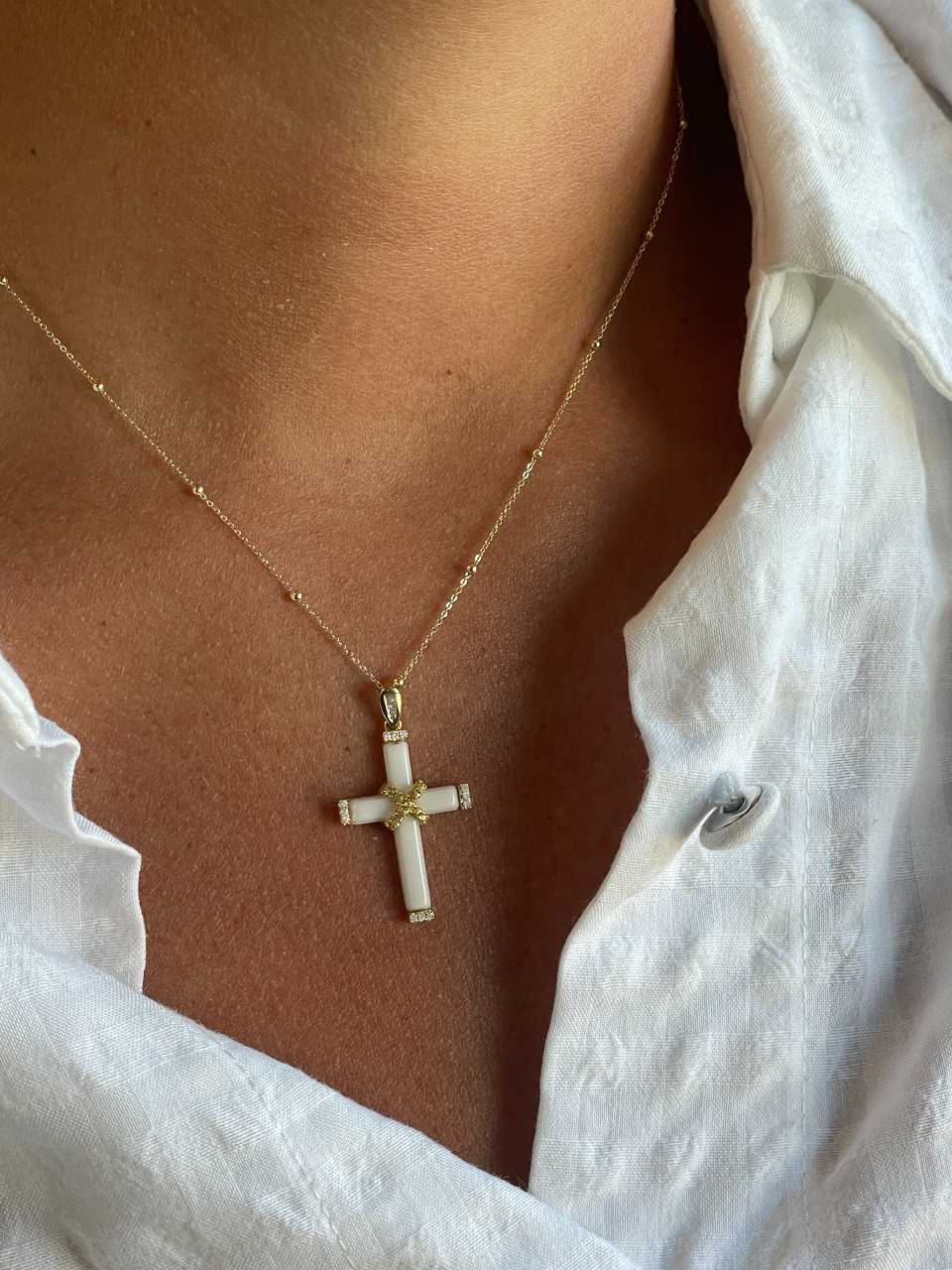 Mazagon cross in 18k yellow gold with white agate and diamonds