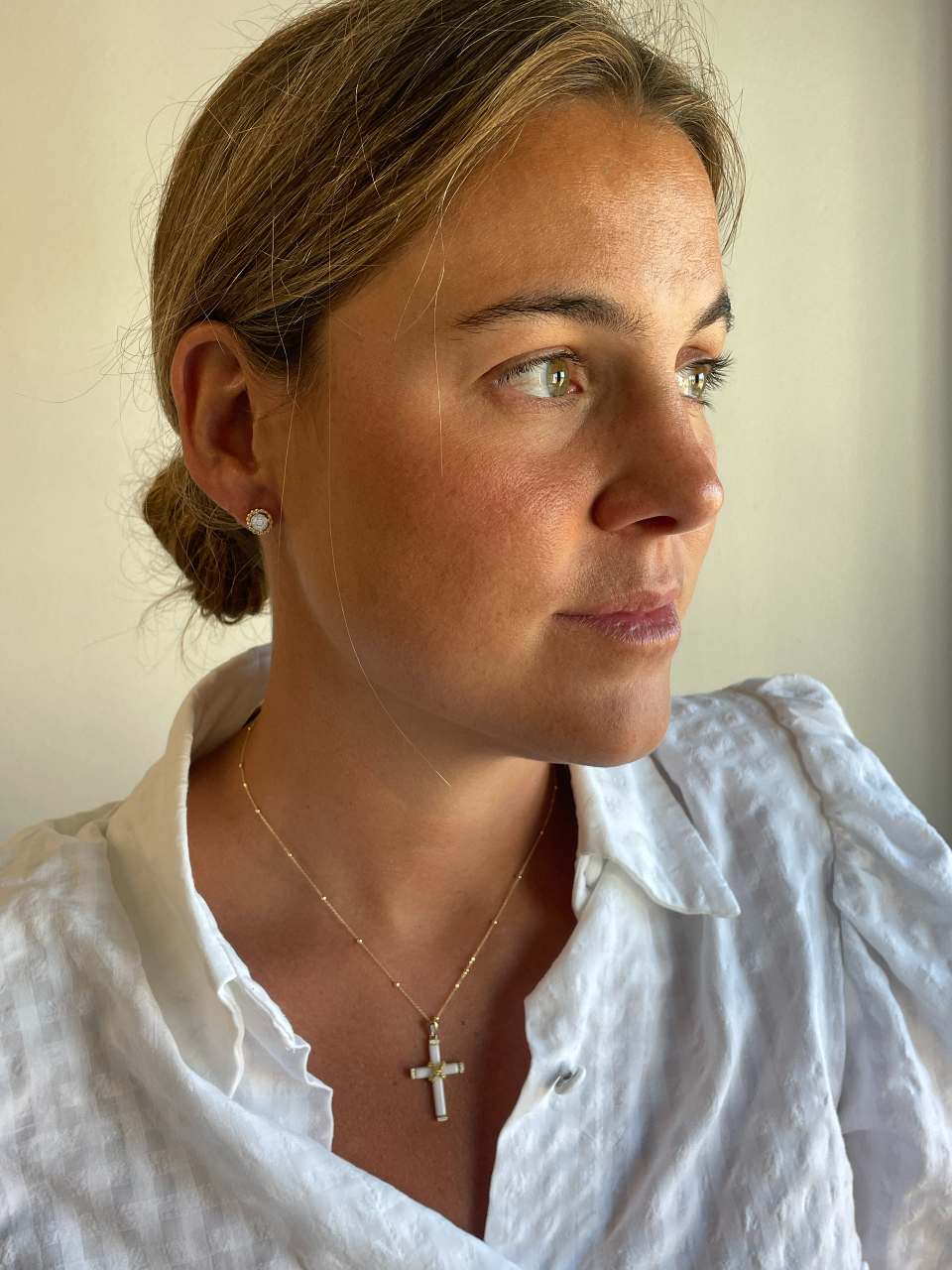 Mazagon cross in 18k yellow gold with white agate and diamonds