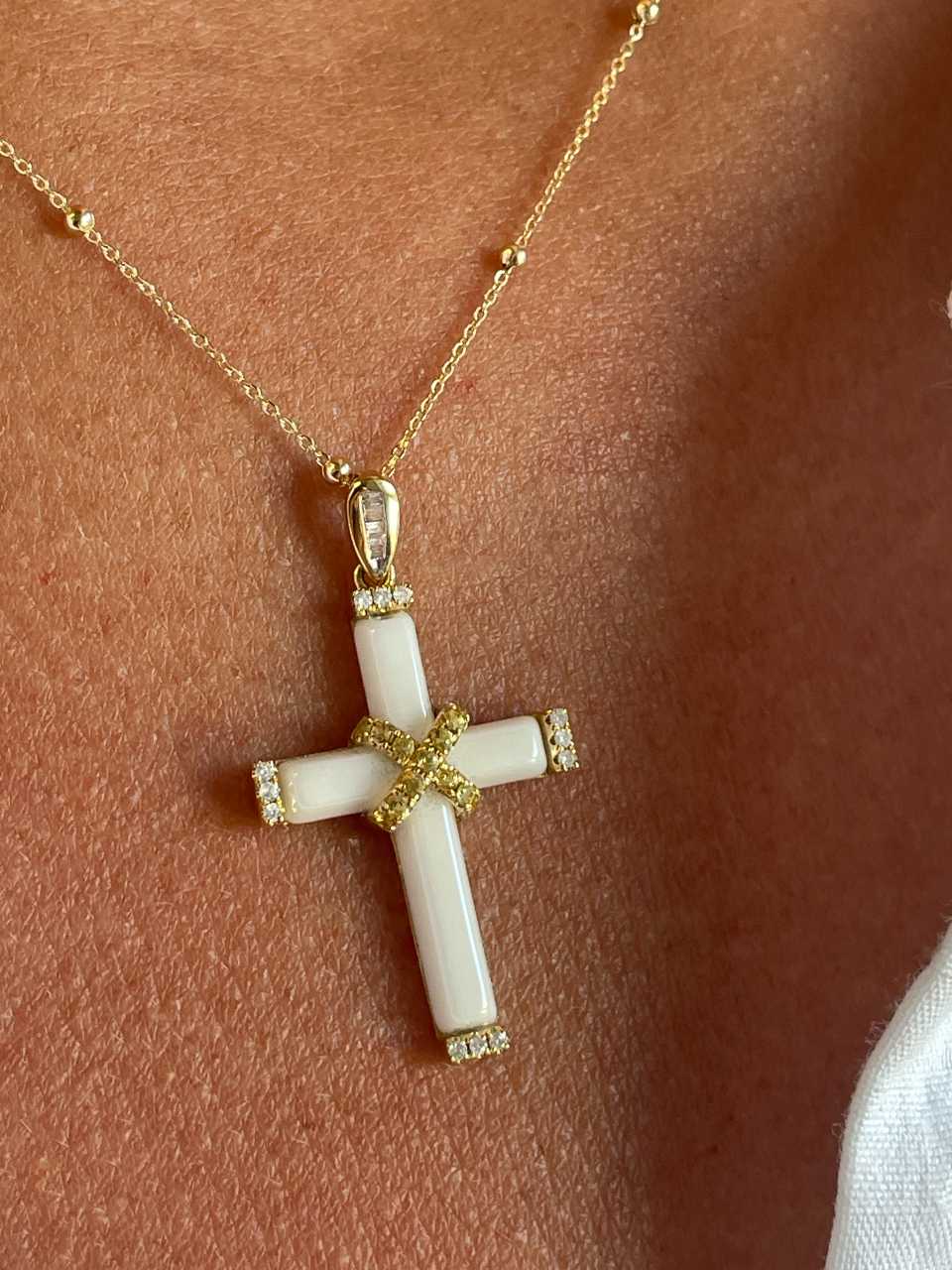 Mazagon cross in 18k yellow gold with white agate and diamonds