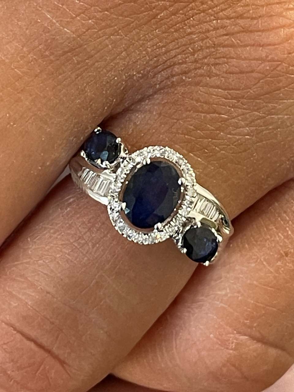 CAMAS ring in 18k white gold with sapphires and diamonds.
