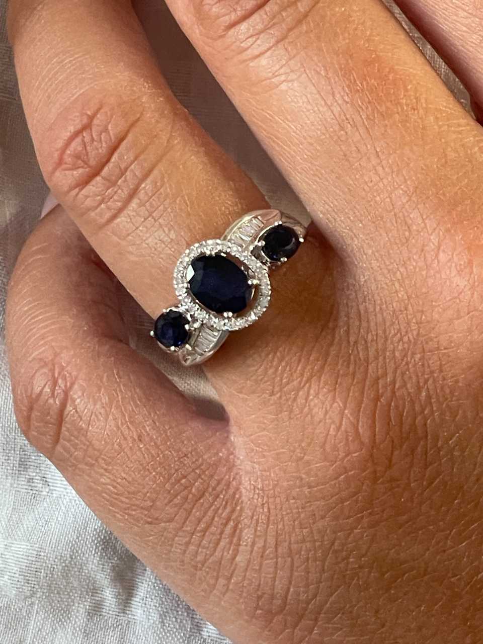 CAMAS ring in 18k white gold with sapphires and diamonds.