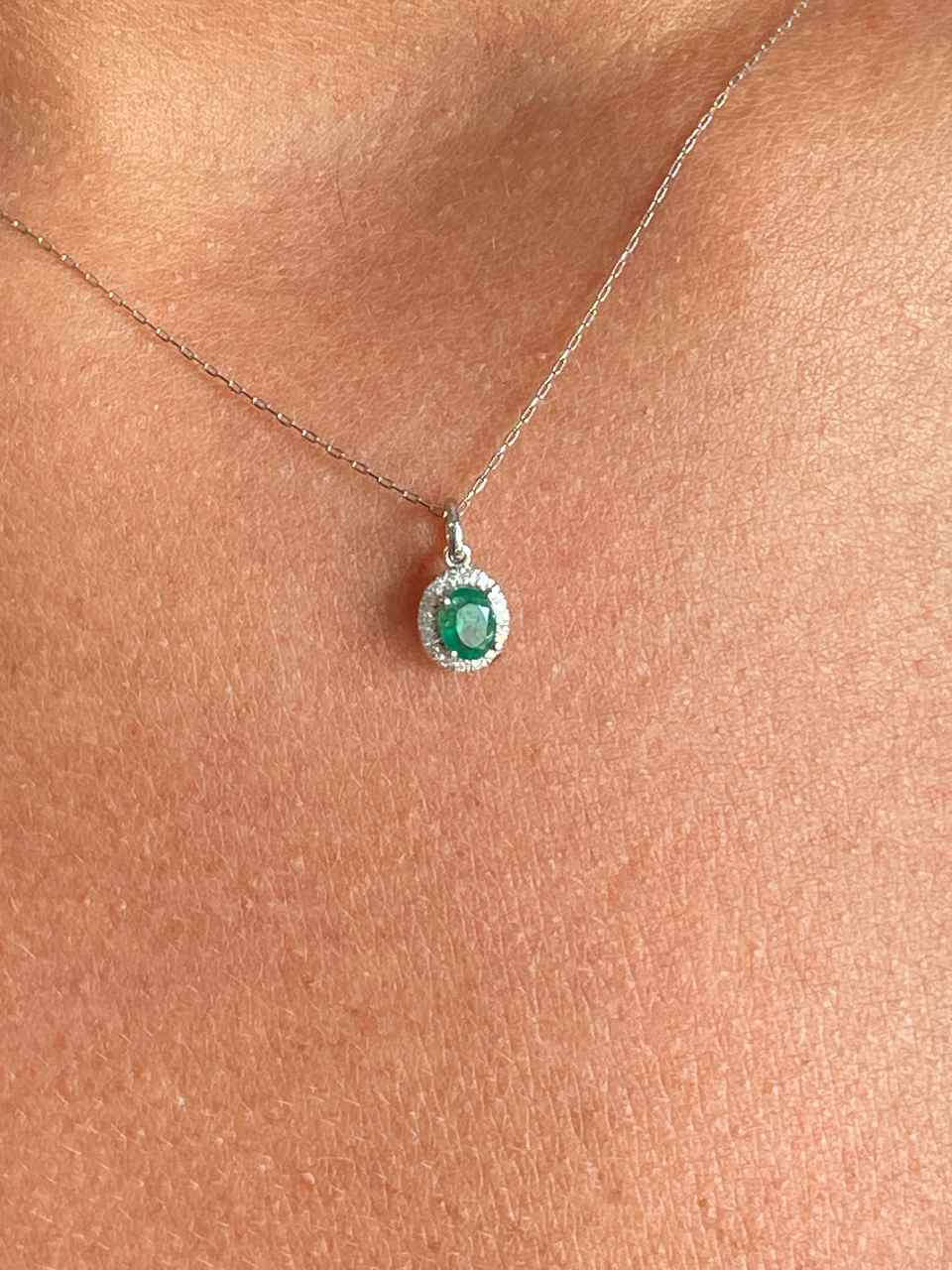 Gargantilla SALAK con colgante oro blanco 18 ktes brillantes y esmeralda.