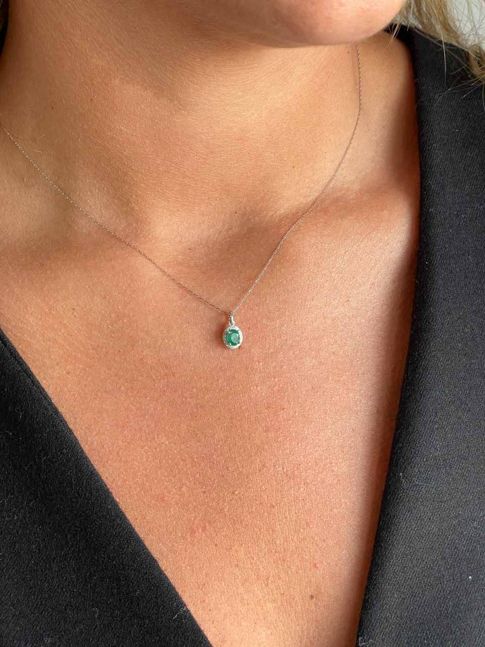 Gargantilla SALAK con colgante oro blanco 18 ktes brillantes y esmeralda.