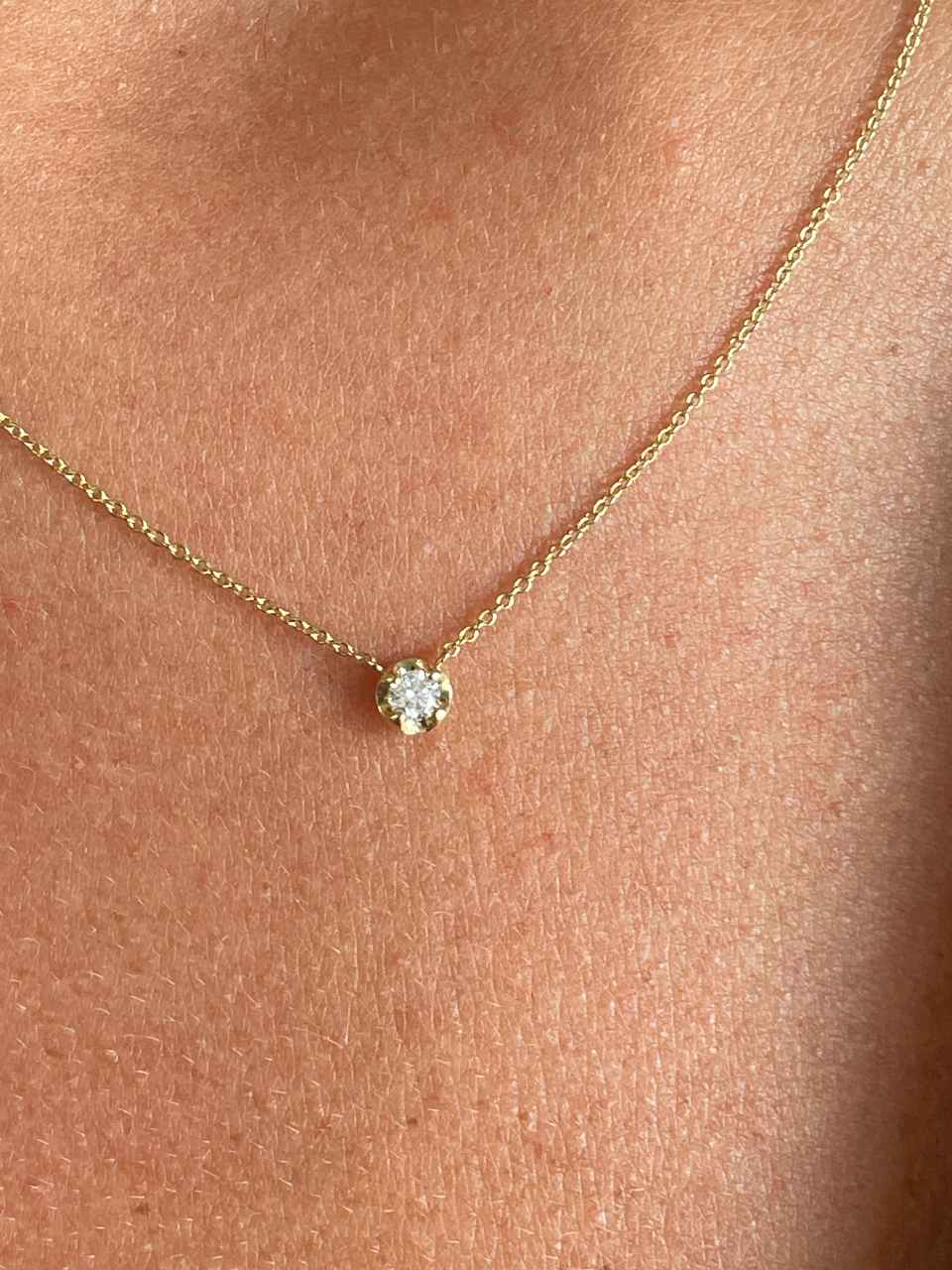 Cadenita DUKU con dije solitario de brillante en oro amarillo 18 ktes