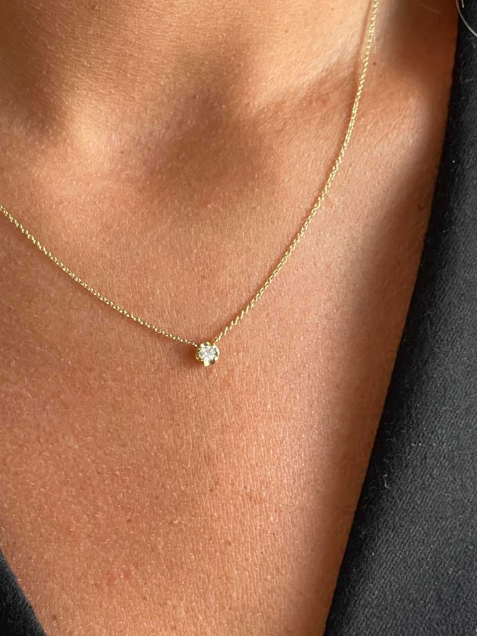 Cadenita DUKU con dije solitario de brillante en oro amarillo 18 ktes