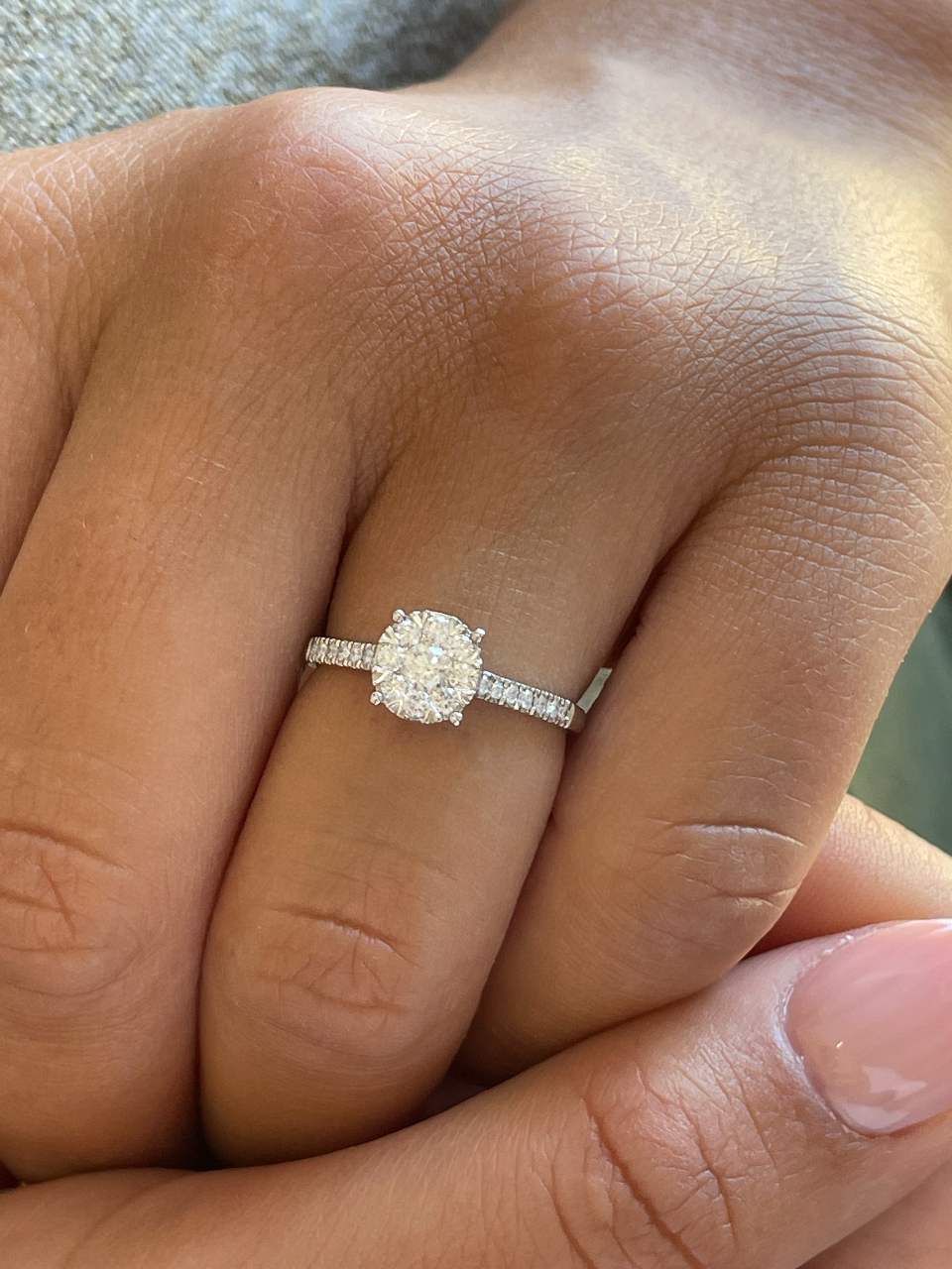 Anillo MANZANA roseta centro de brillante en oro blanco de 18 ktes