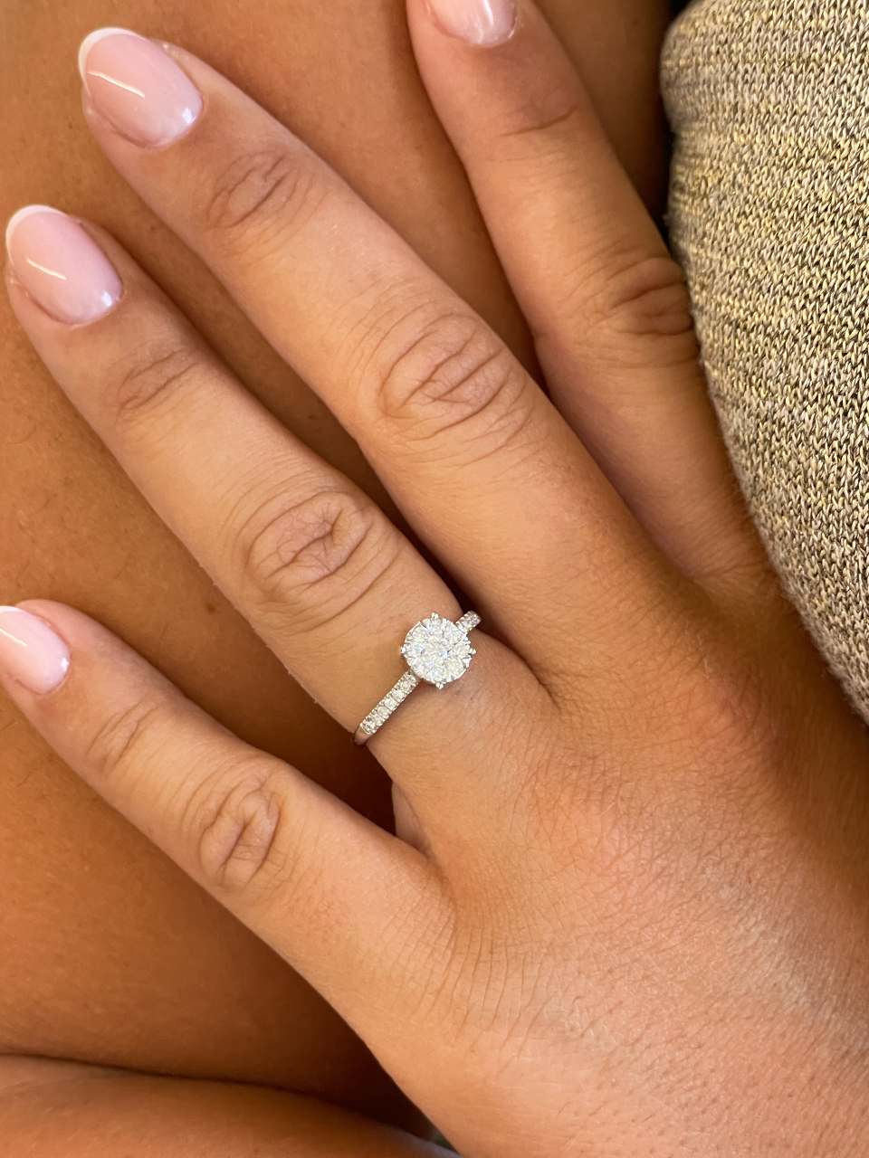 Anillo MANZANA roseta centro de brillante en oro blanco de 18 ktes
