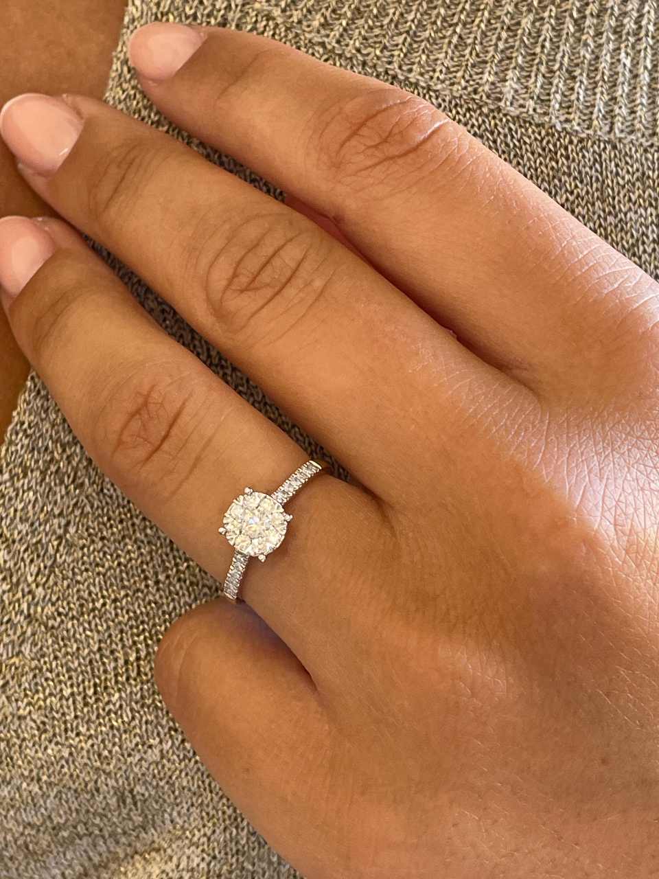 Anillo MANZANA roseta centro de brillante en oro blanco de 18 ktes