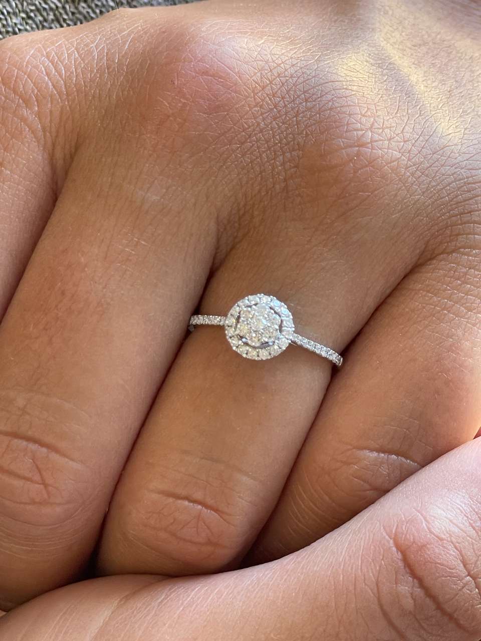 Anillo ARANDANO roseta con brillantes en oro blanco de 18 kilates