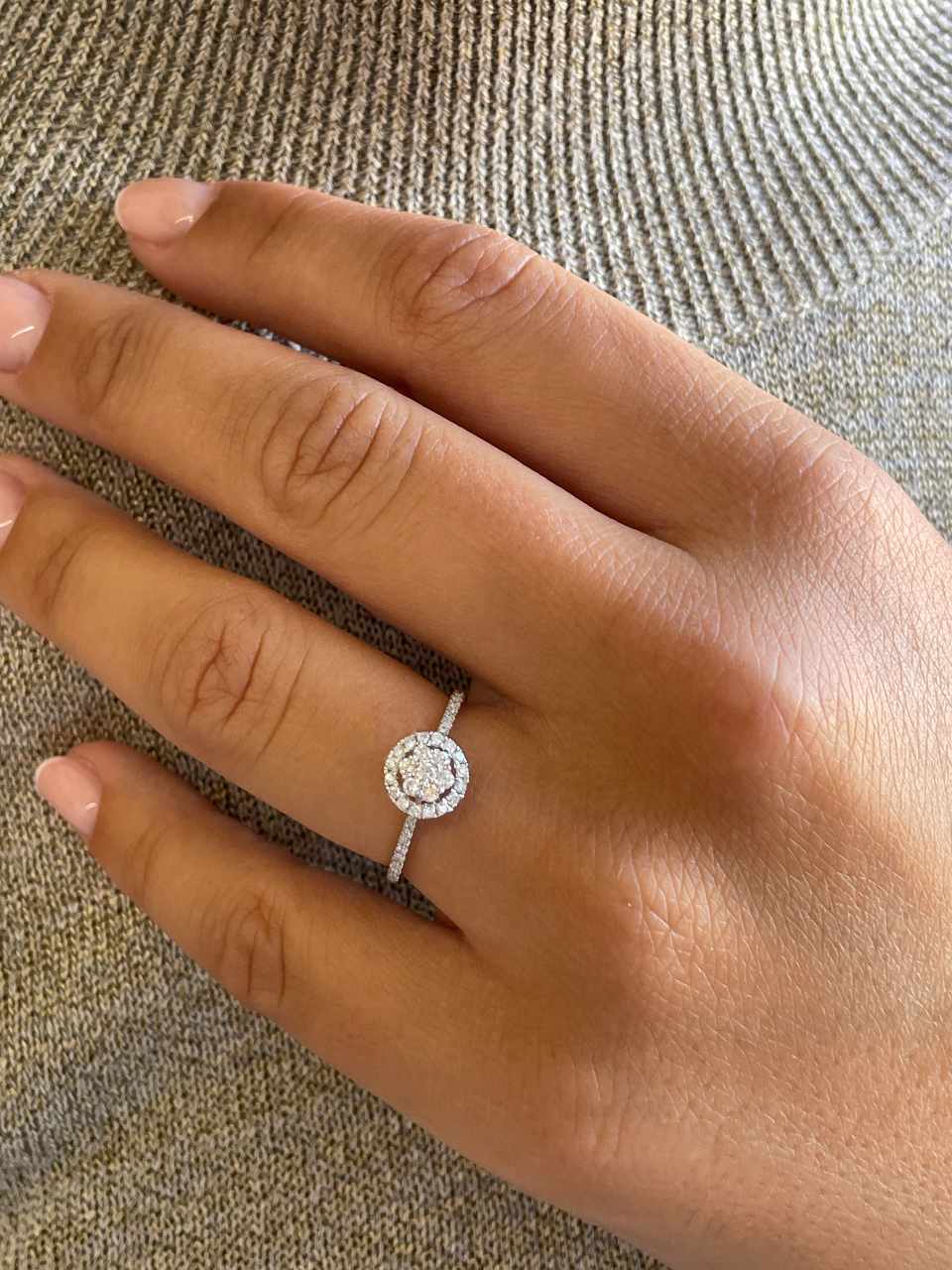 Anillo ARANDANO roseta con brillantes en oro blanco de 18 kilates