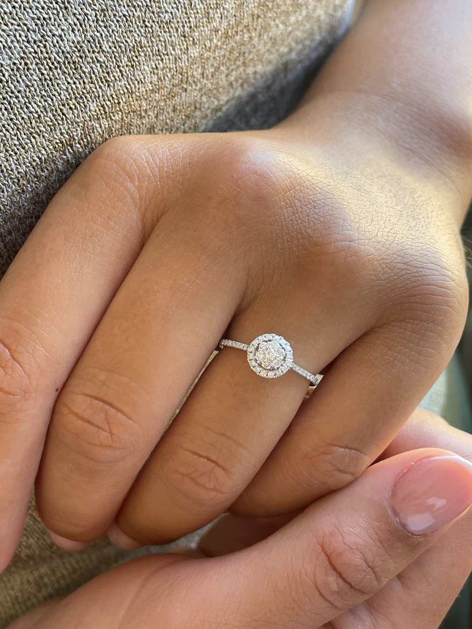 Anillo ARANDANO roseta con brillantes en oro blanco de 18 kilates