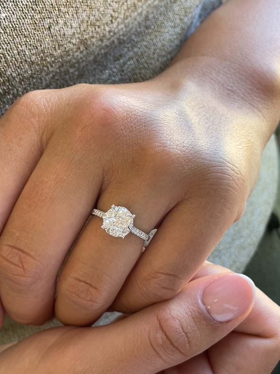 Anillo CAMU roseta centro de brillante en oro blanco de 18 ktes