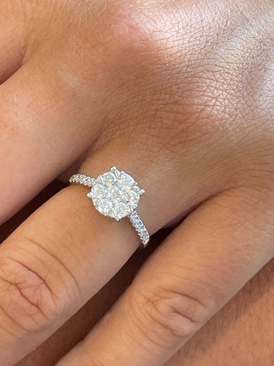 Anillo CAMU roseta centro de brillante en oro blanco de 18 ktes