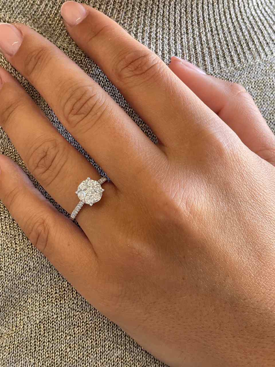 Anillo CAMU roseta centro de brillante en oro blanco de 18 ktes