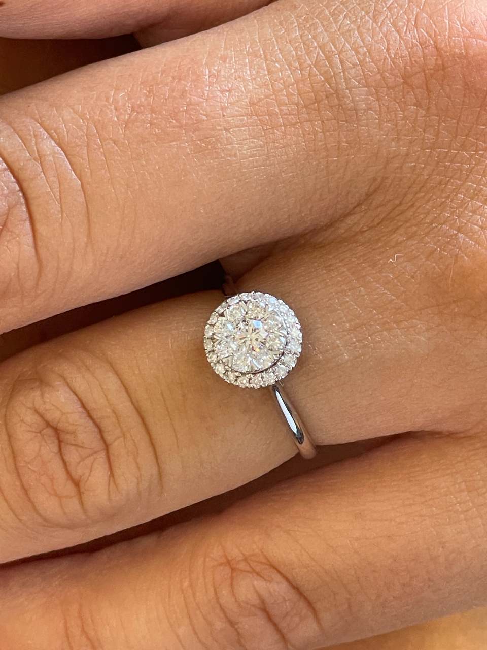 Anillo ACAI roseta y orla con brillantes en oro blanco de 18 kilates