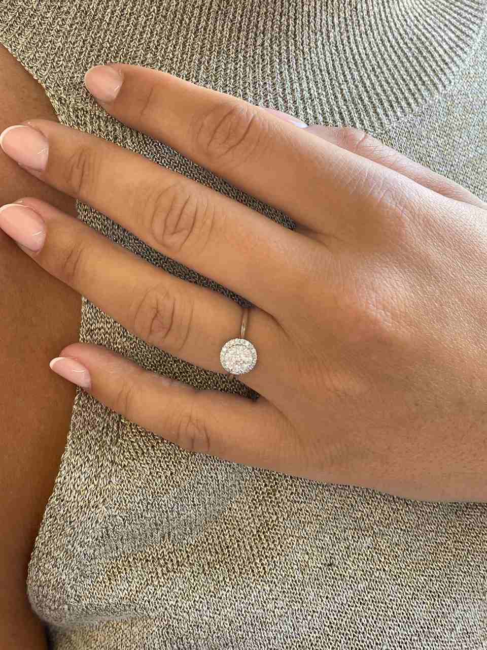 Anillo ACAI roseta y orla con brillantes en oro blanco de 18 kilates