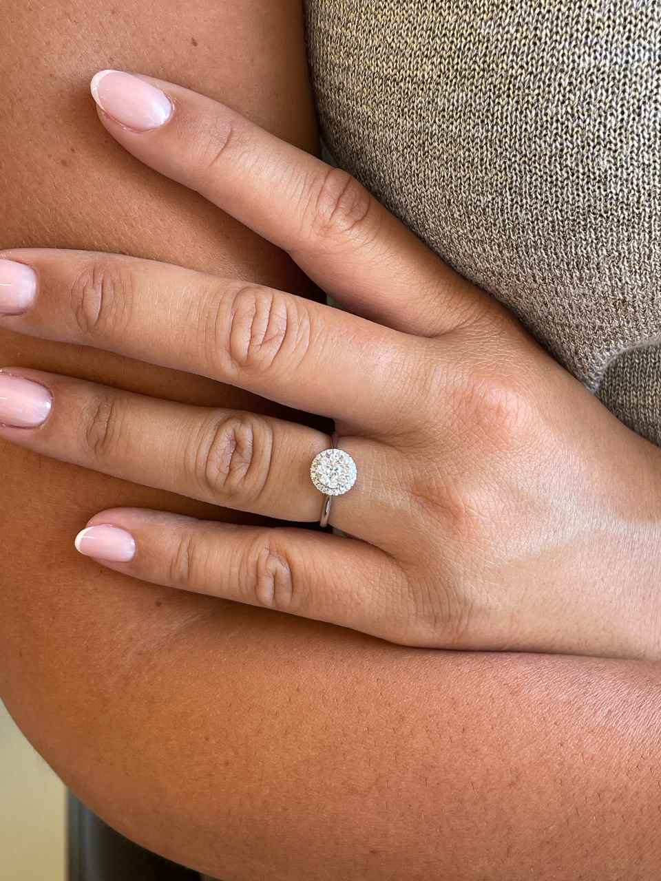 Anillo ACAI roseta y orla con brillantes en oro blanco de 18 kilates